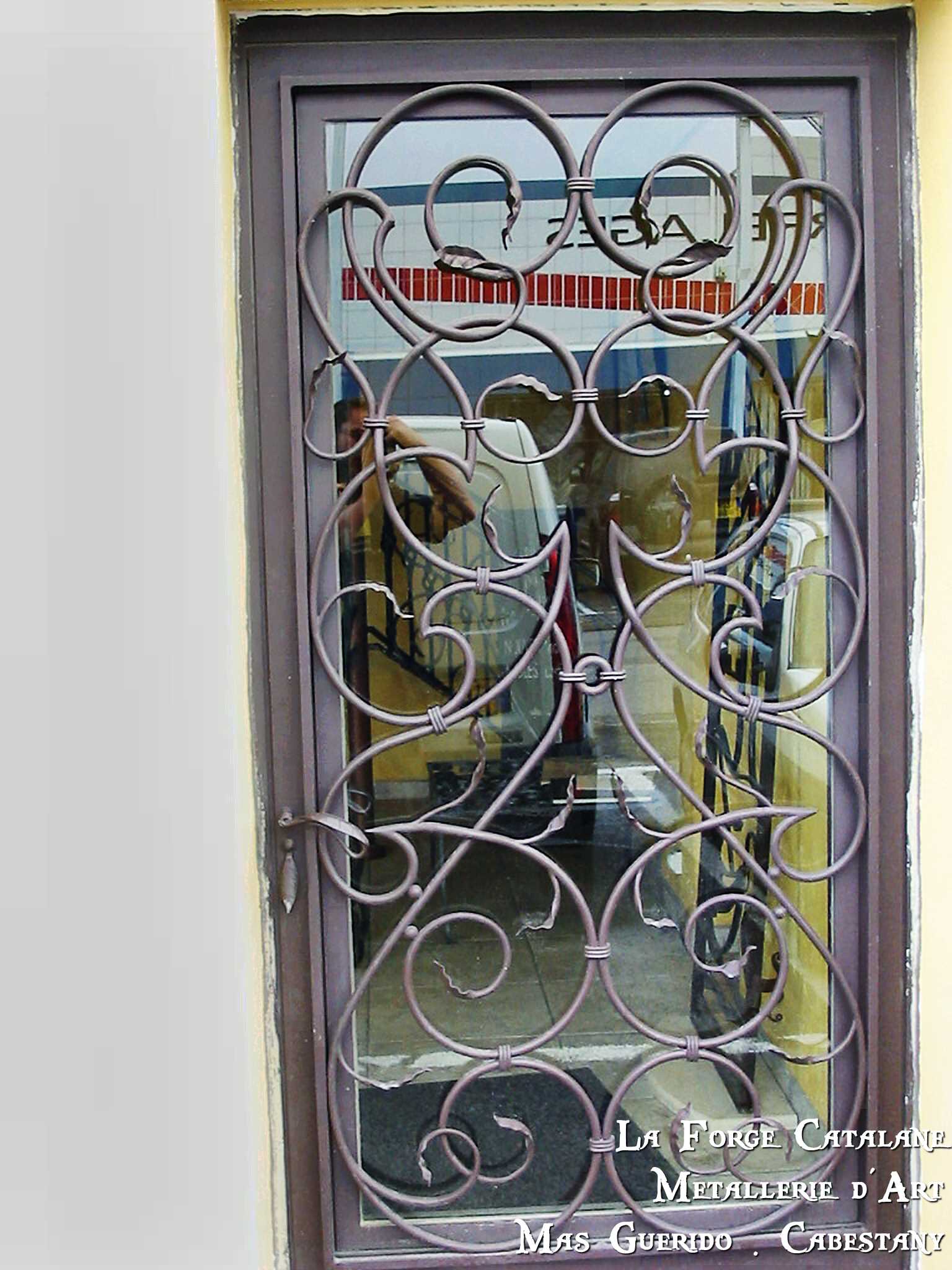 porte vitree feuille acanthe  volutes travail a la forge  forge catalane.jpg